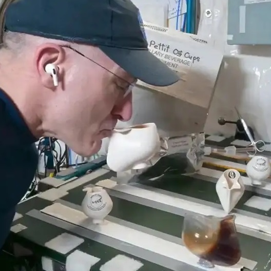 Space_Coffee_Cups_Д Петитт_1.jpg